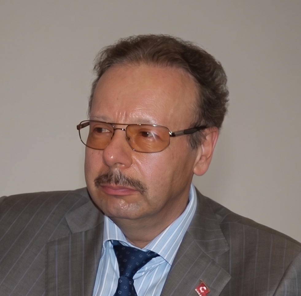 Ahmet Arif Denizolgun Çalışma Masasında Derin Tefekkür ve Vakur Duruş